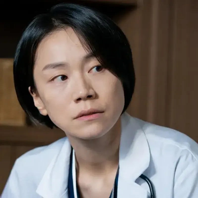 태원종합병원에서 의사 가운을 입고 단말 머리를 하고 있는 소방서 옆 경찰서 그리고 국과수의 한수진