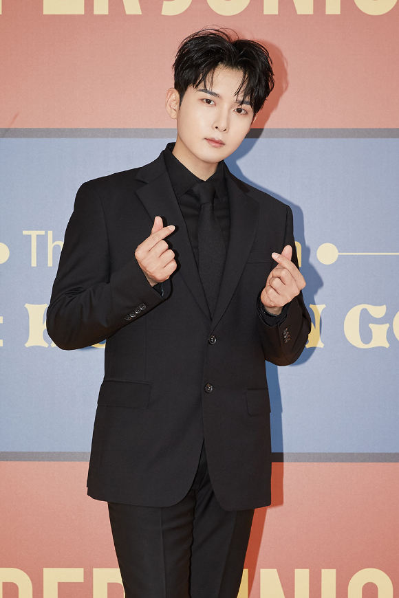 그룹 슈퍼주니어 려욱이 12일 온라인으로 진행된 정규 11집 Vol.1 'The Road : Keep on Going' 발매 기념 기자간담회에 참석해 포즈를 취하고 있다. [사진=Label SJ]