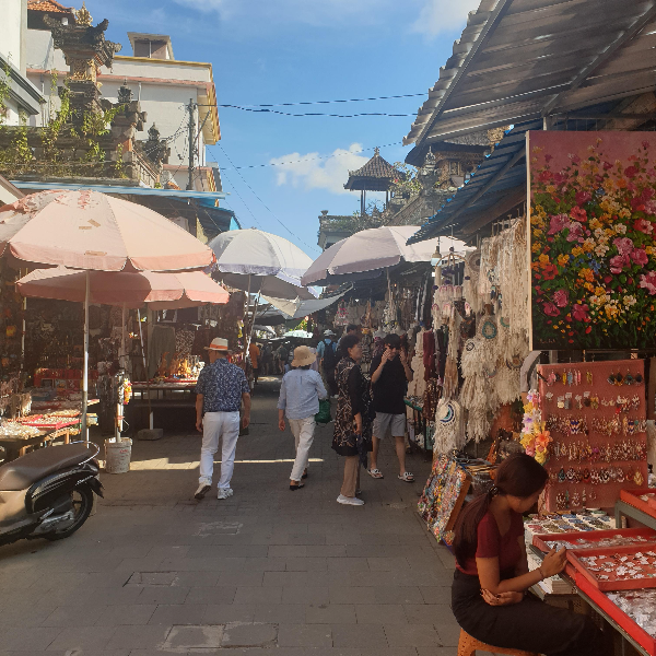 길을 따라 늘어선 파라솔 이곳에는 미술품도 보인다. 악세서리 가게에는 점원이 앉아 일을하고 있다.