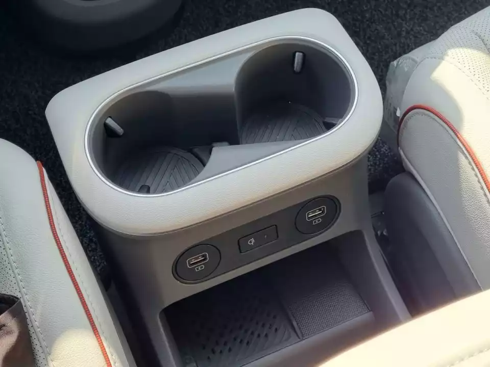 아이오닉 5의 스마트폰 무선 충전 성능은 탁월합니다.