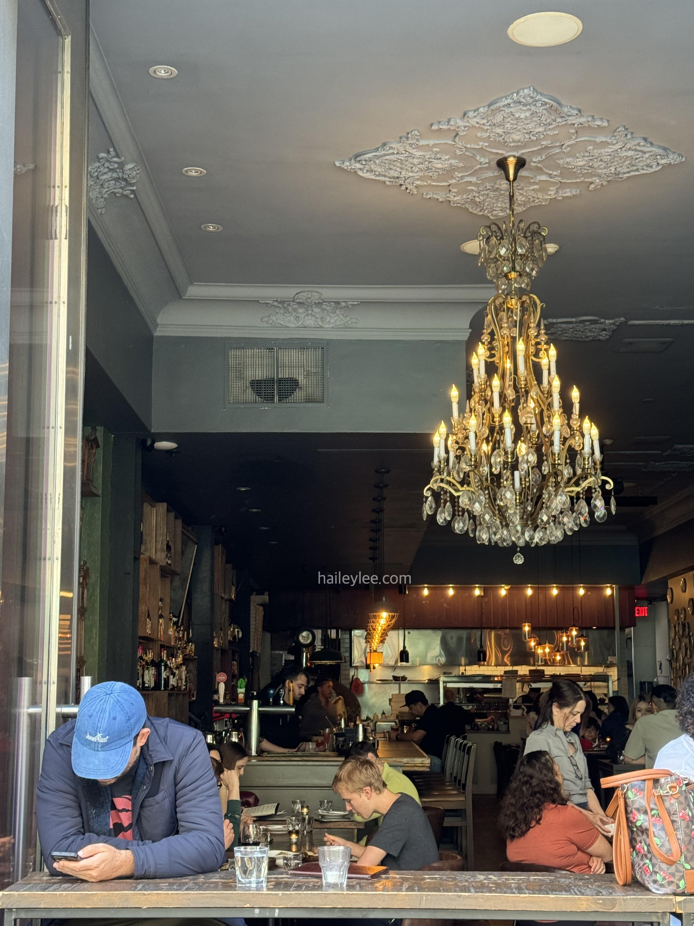 (왼)길을 걸어다니는 사람들 (오)인테리어가 멋진 레스토랑 The Good Son