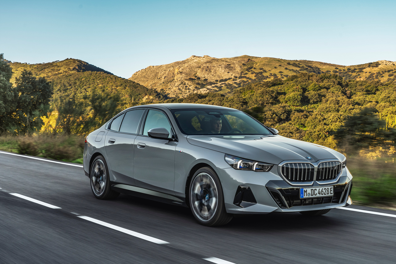 2024년식 BMW i5 실외 주행중 전측면 사진