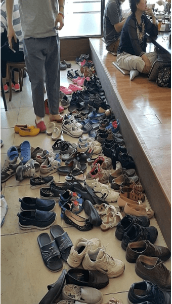 식당에-신발장도-없고-많은-손님들의-신발이-발디딜-틈도없이-있는-모습