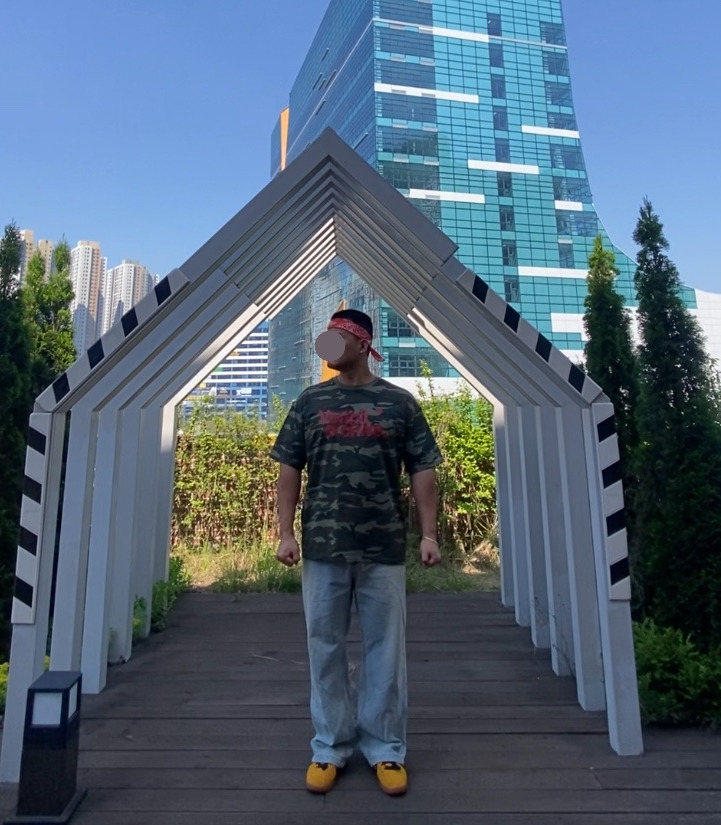 데일리룩('26. 5. 30.)더 노스페이스 반다나 페이즐리 오렌지, 벤힛 카모 카모플라쥬 반팔 티셔츠, 에러스익셉티드 연청 데님팬츠, 컨버스 올스타 클래식 트레이너 옥스 스웨이드