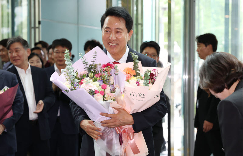 오세훈 서울시장 5선 신화 완성 축하 장면