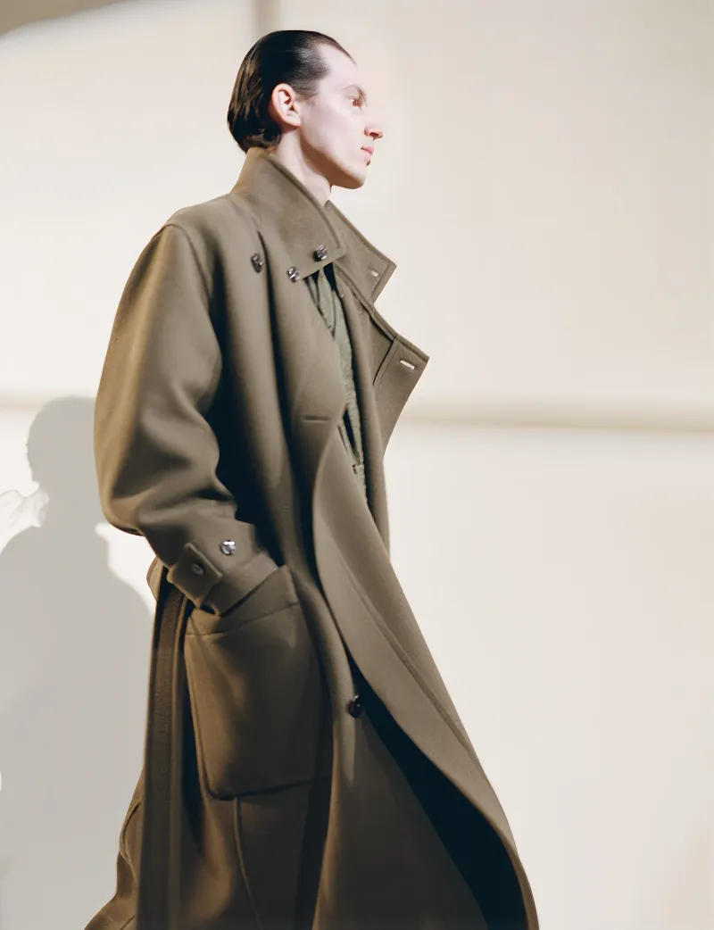 올리브 그린 롱코트로 연출한 남성 테크노 미니멀 스타일링