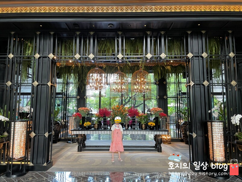 방콕 신돈켐핀스키 로비 포토존