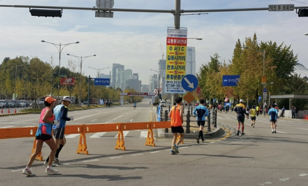 풀코스 마라톤대회에서 페이스 메이커를 따라가는 참가자들