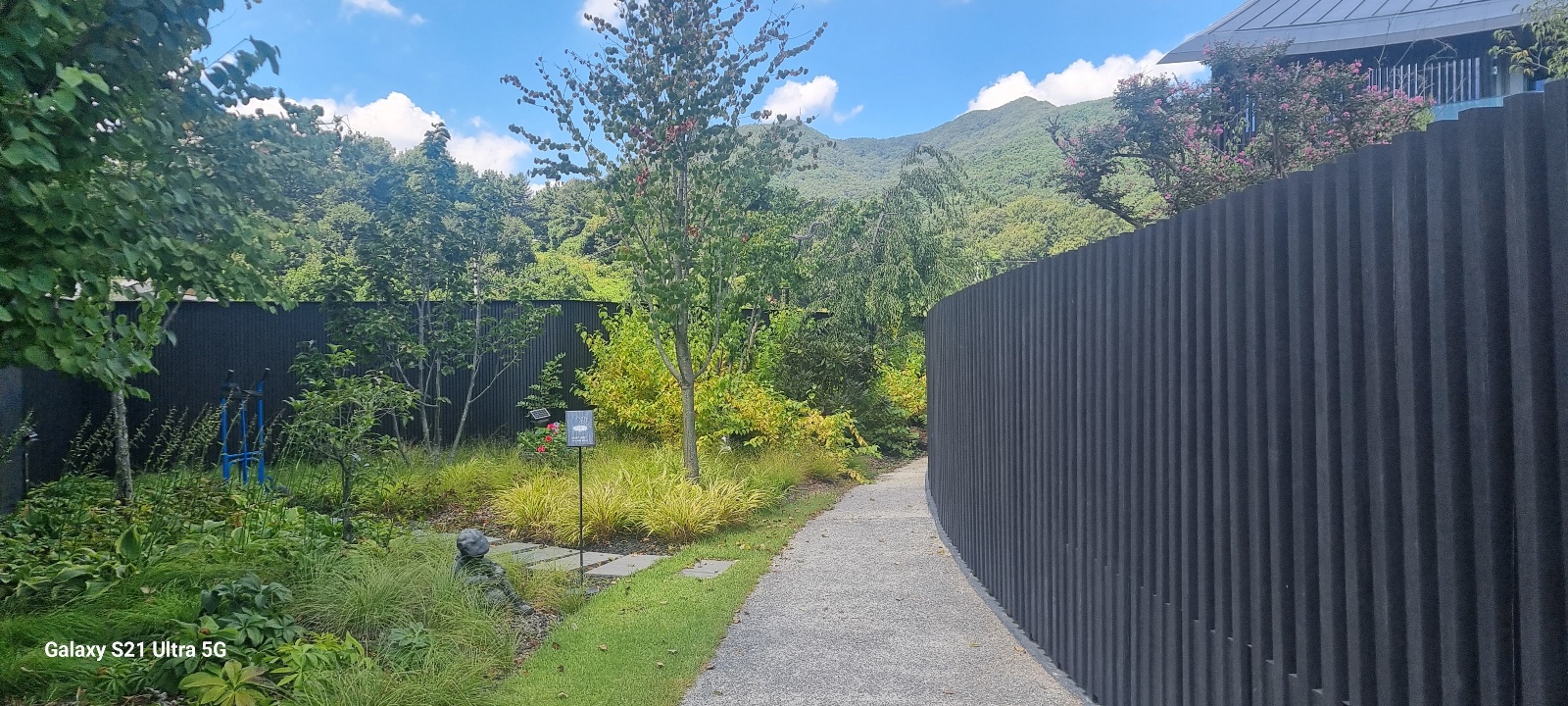 입구에서 정원으로 이어지는 길