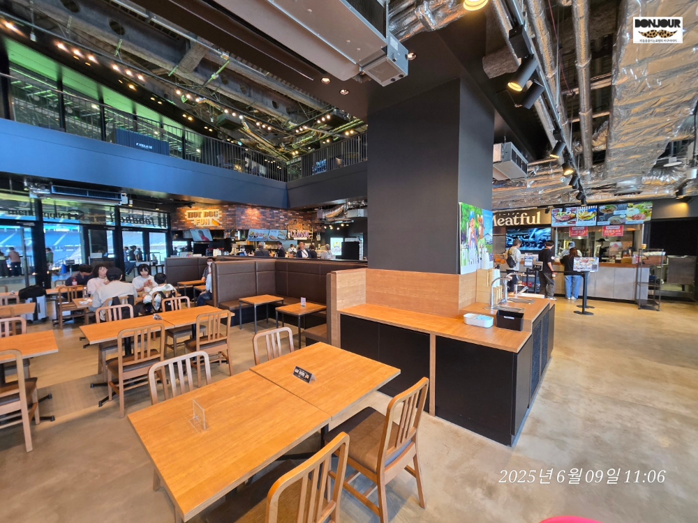 에스콘필드 내부 식당 푸드코트