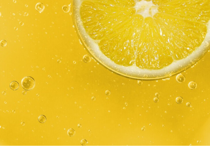 물에-담긴-레몬