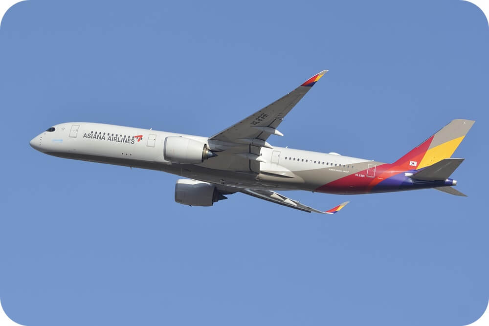 아시아나항공 A350 여객기가 파란 하늘을 비행하고 있는 모습