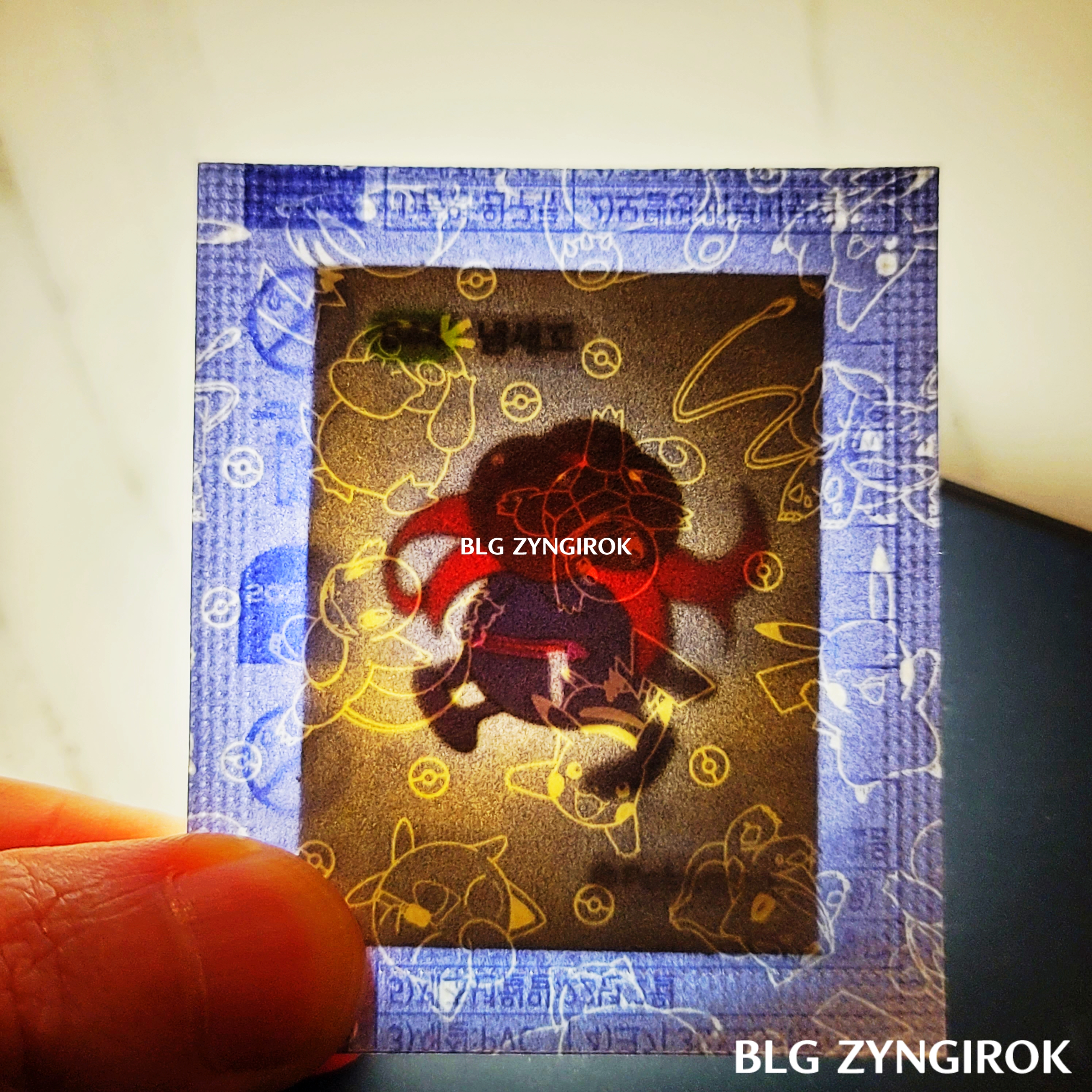 띠부띠부씰-냄새꼬를-들고있다.