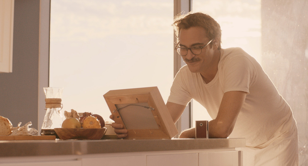 영화-그녀-스틸컷-액자를-보는-남자