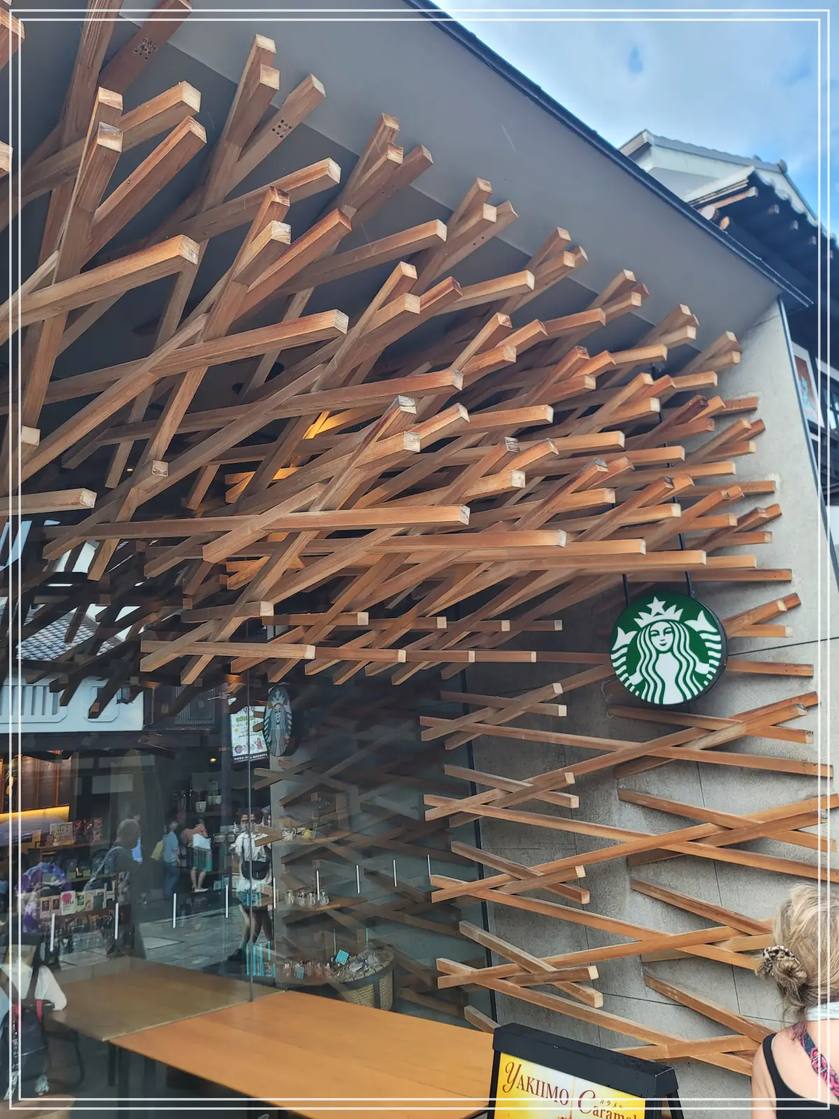 다자이후-스타벅스-삼나무-인테리어