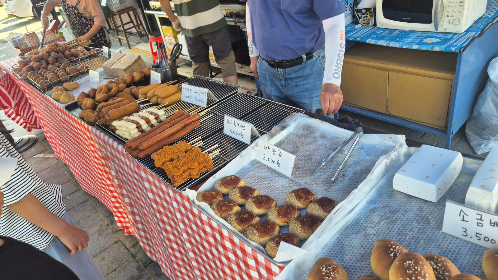 주차장 앞 노상에서 판매중인 추억의 군것질들