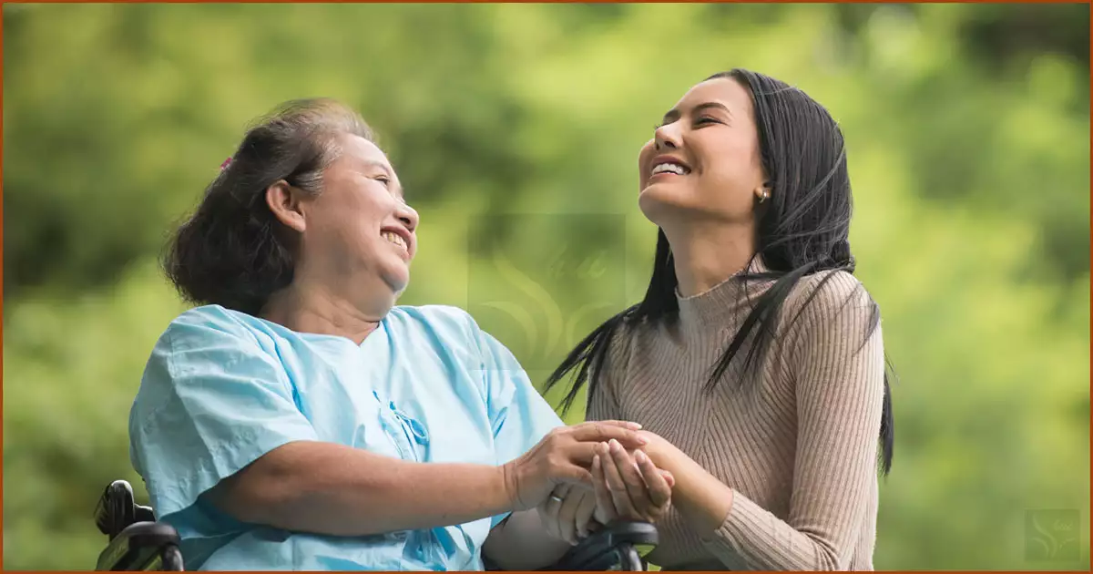 편안하고 안전한 돌봄 서비스 받으며 환하게 웃는 어르신