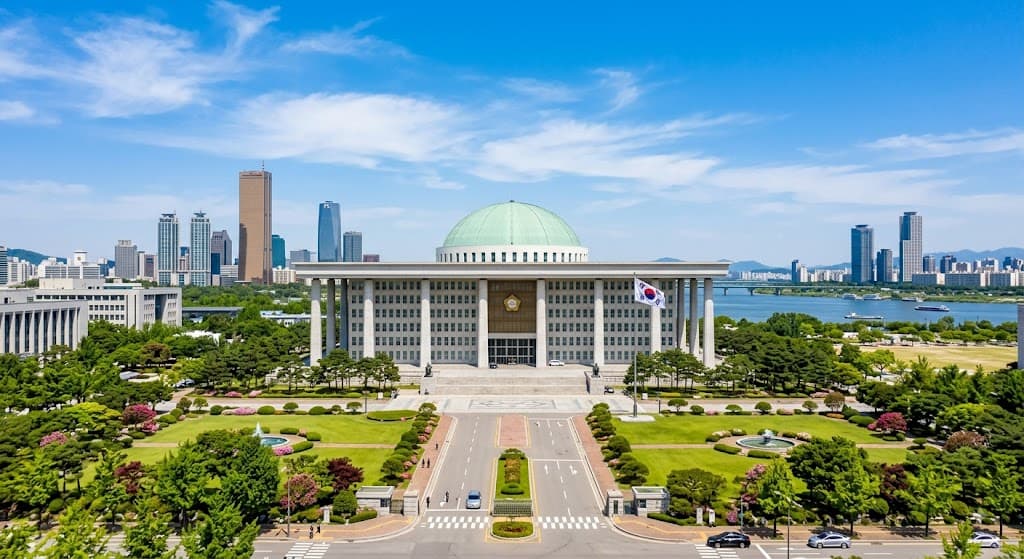 한국 국회의사당 외관 전경, 파란 하늘 배경, 여의도 정치 이미지
