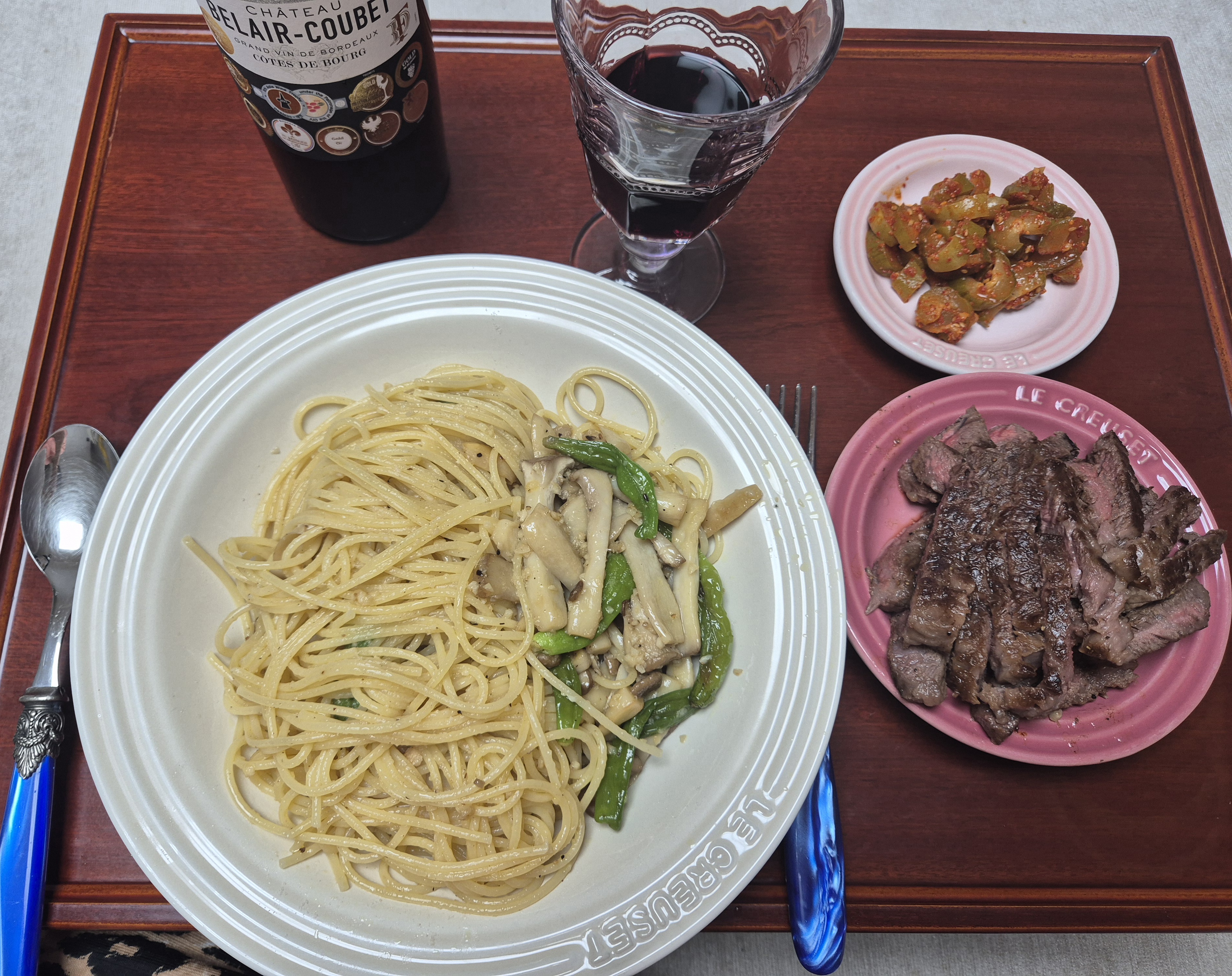 와인과 함께 먹는 크림파스타와 스테이크 이미지