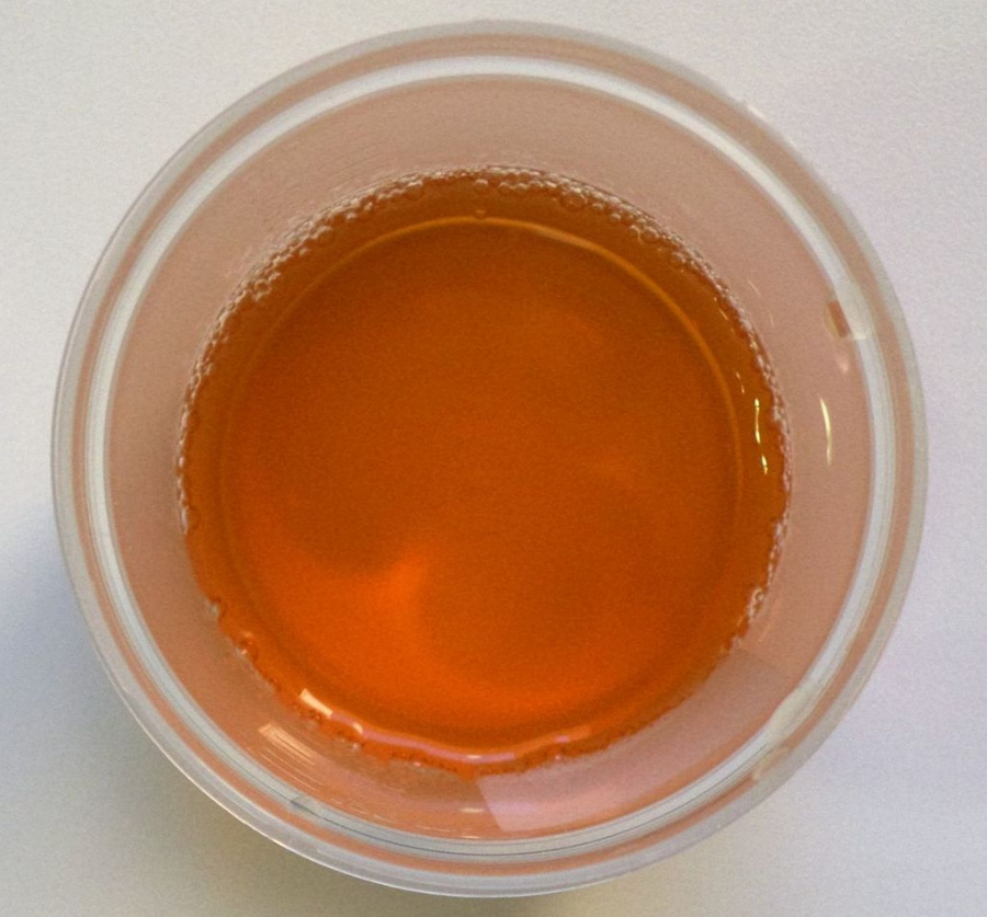 색깔이 붉고 진하며, 지린내가 많이 나는 소변을 검사를 하기 위해 플라스틱 컵에 담아놓고 위에서 찍은 사진