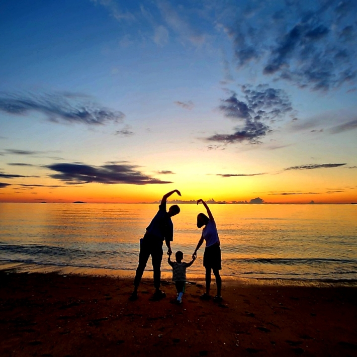 꽂지해수욕장의 노을을 배경으로 찍은 사진