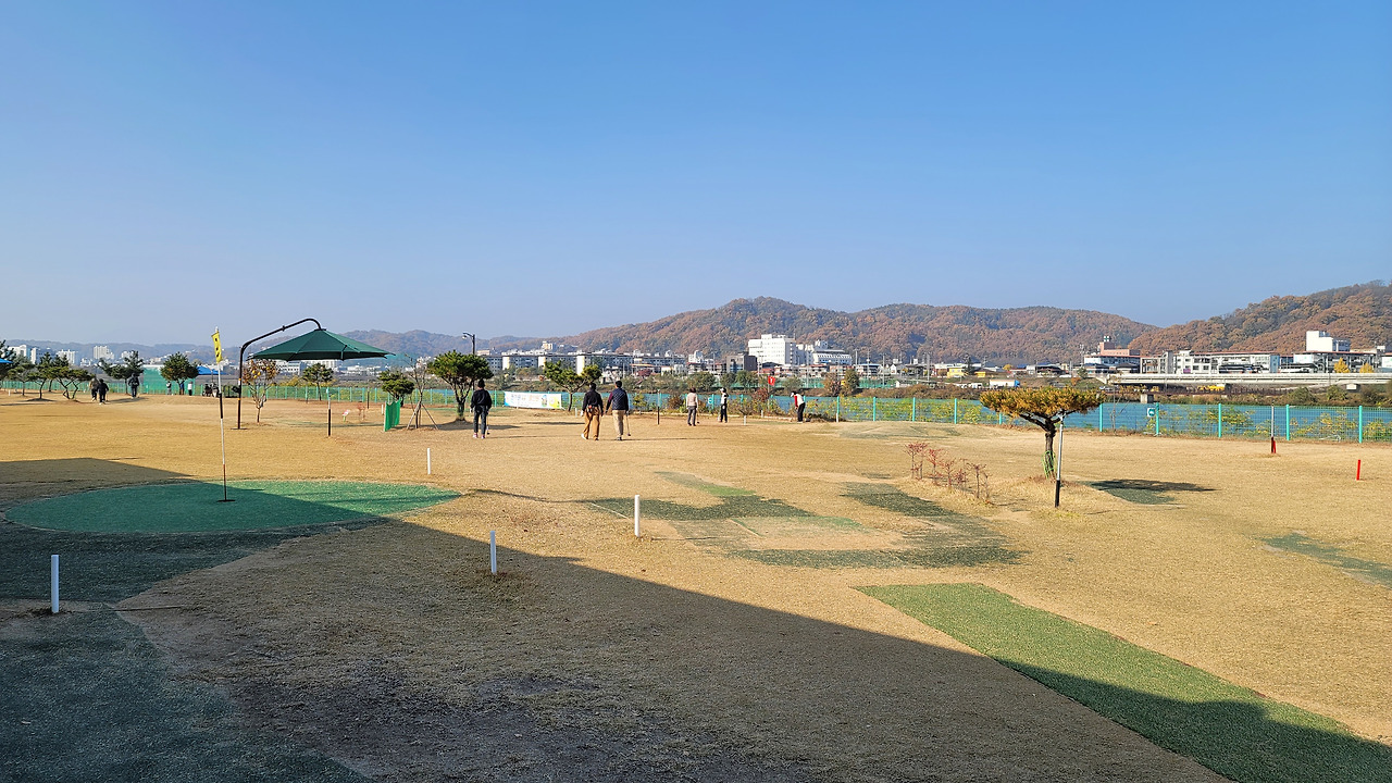 경상북도 안동시 강남로에 위치한 안동파크골프장은 정상동 파크골프장, 강남 강변파크골프장, 강남파크골프장, 안동2지구공원파크골프장 등 다양한 이름으로 지역민에게 불리는 곳 입니다.