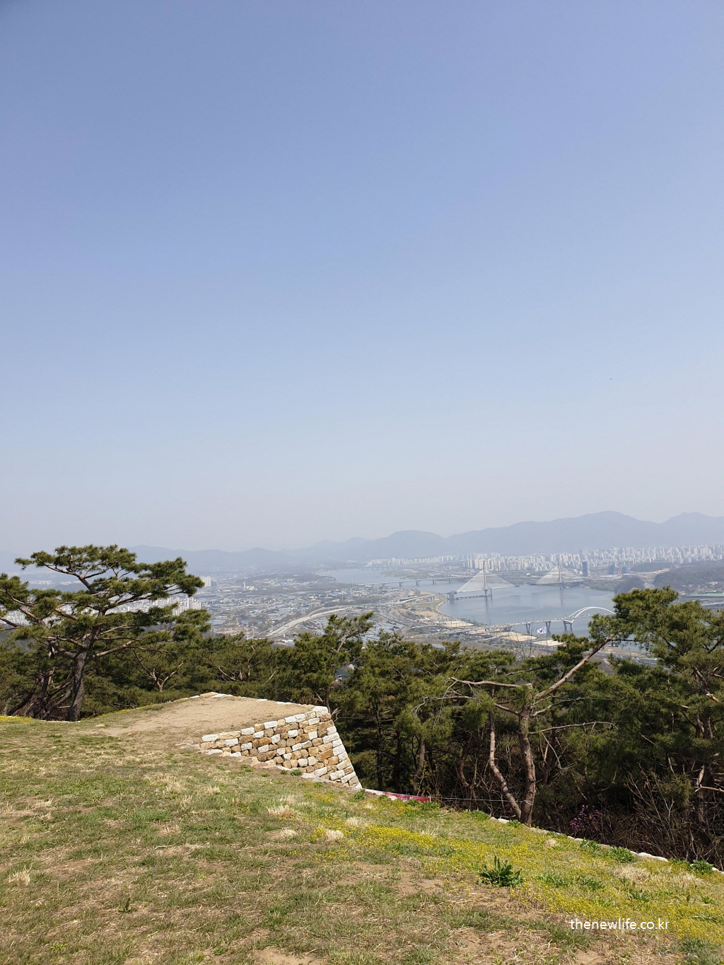 &ldquo;아차산 정상에서 내려다본 풍경 &ndash; 등산을 통한 살빼기 운동 장소로 활용한 실제 기록 사진&rdquo;