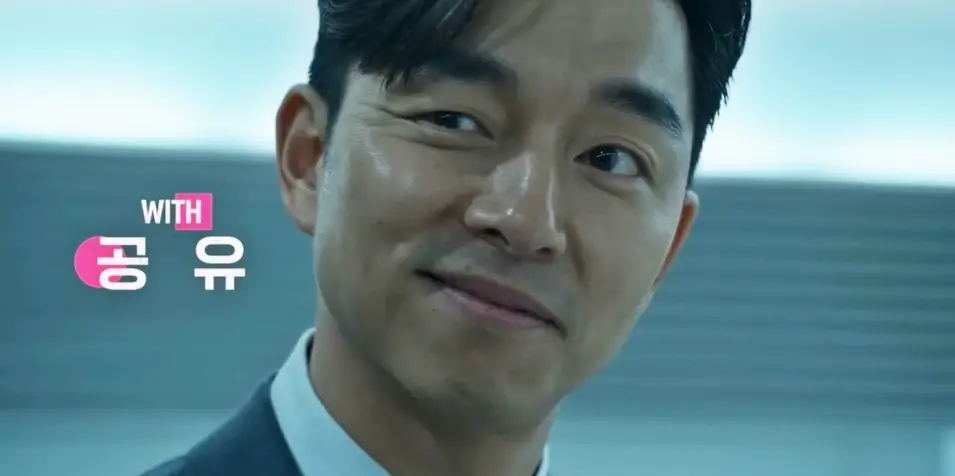 오징어게임2-
보라색 배경 검은색 머리 공유가 옆을보며 비웃는 모습