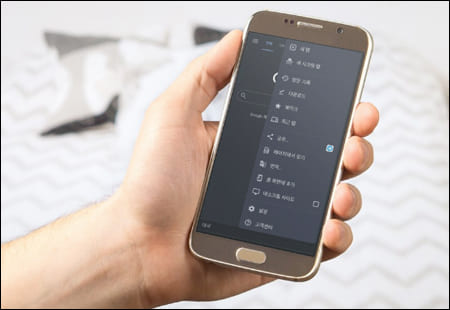 크롬 앱을 실행한 스마트폰