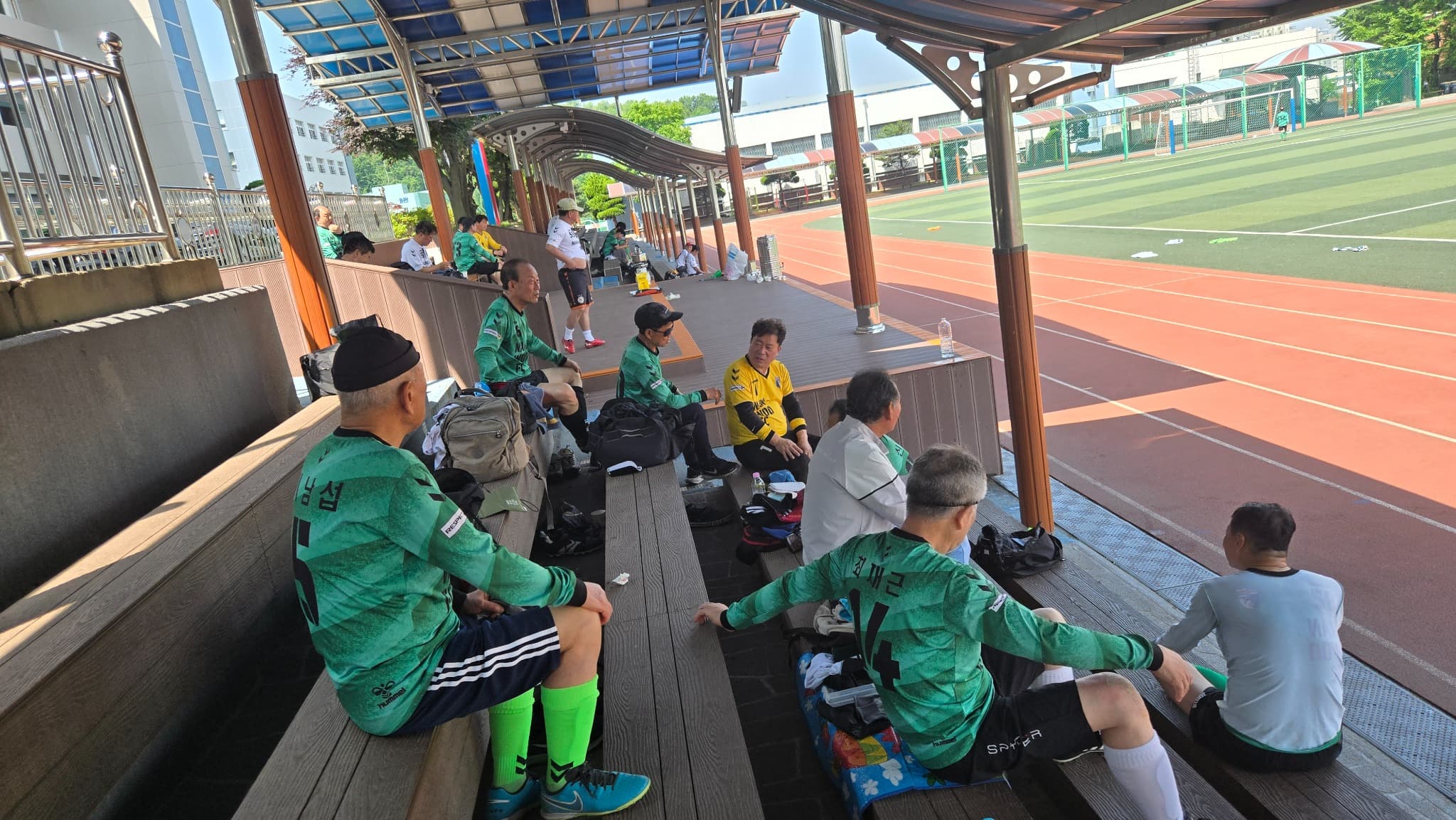 경기 사이 잠시 쉬어가는 시간 축구 이야기부터 살아가는 이야기까지 자연스럽게 이어지는 것도 동호회 운동의 즐거움이다.