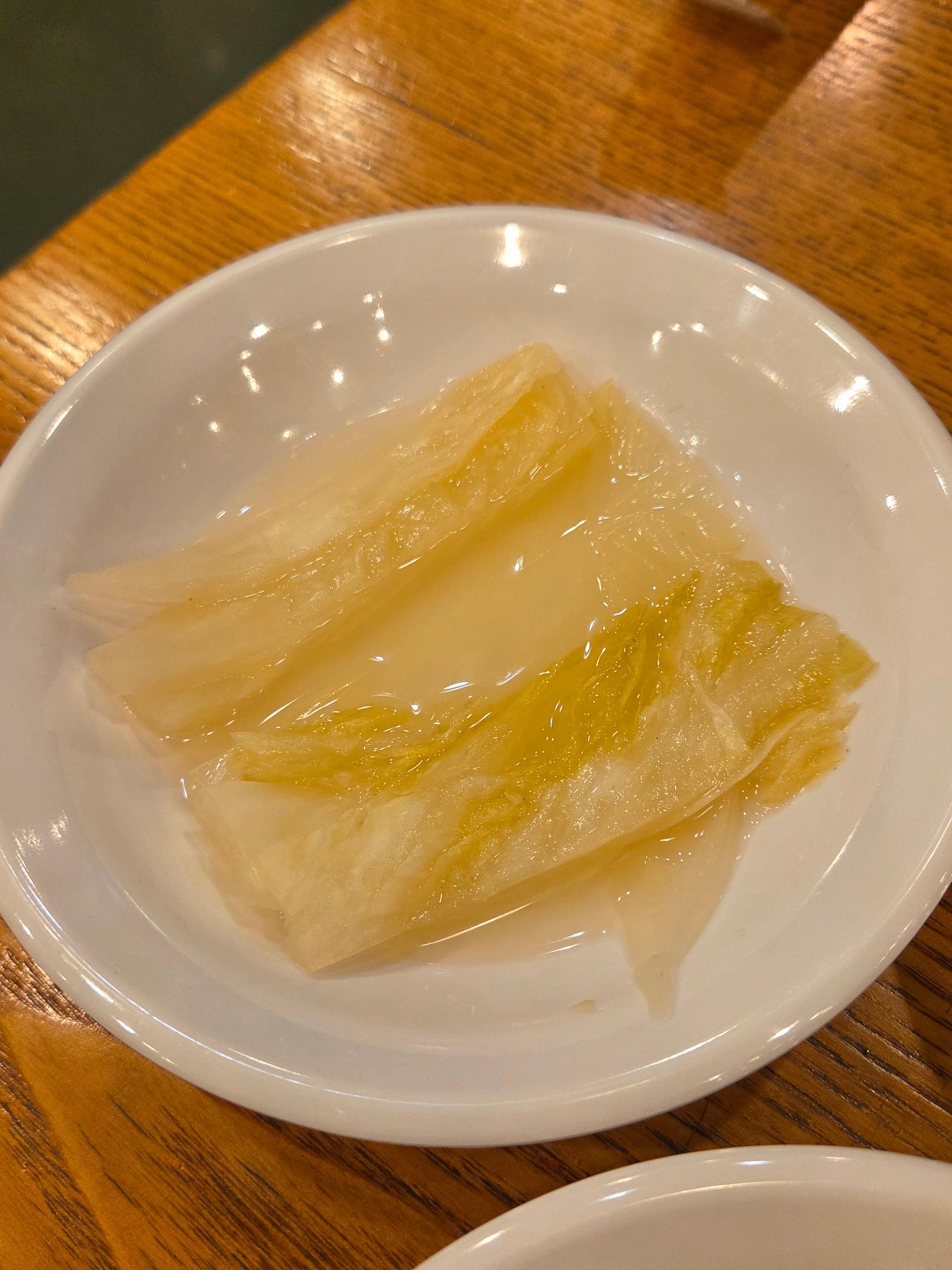 콩국수와 잘 어울리는 시원한 백김치