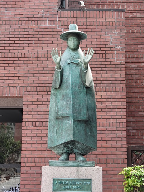 한강성당 성 김대건 안드레아 신부 동상