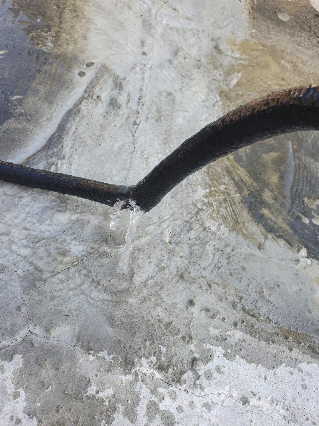 호스에서-물이-새는-모습