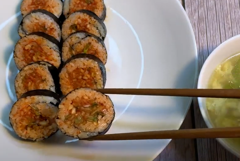 무생채 맛있게 하는법 : 무생채 김밥을 젓가락으로 집고 있다