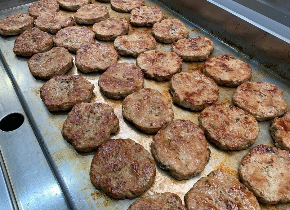 철판에서 맛있게 구워지고 있는 생방송투데이 환승직업 떡갈비