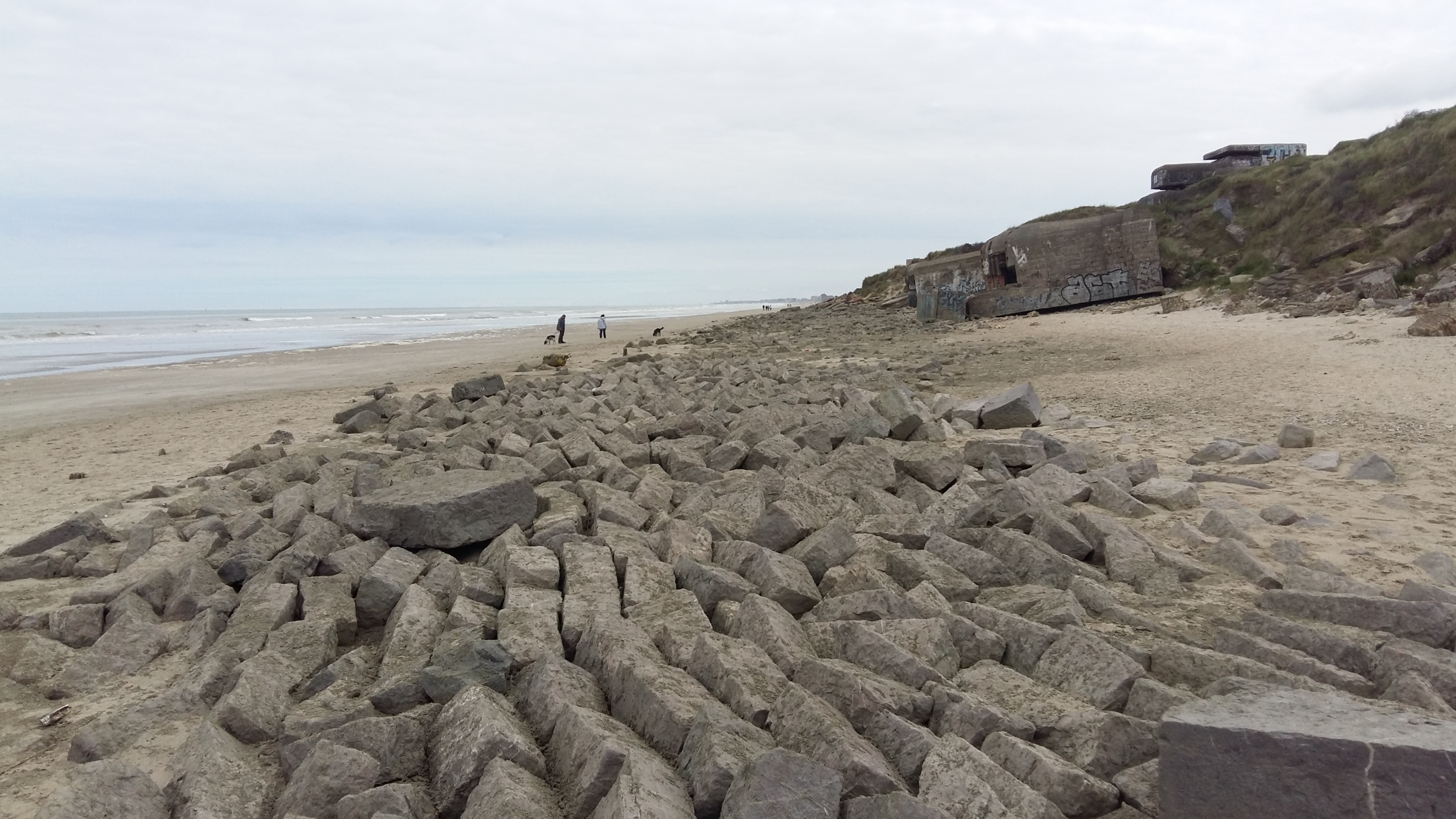 프랑스 됭케르크 해변의 벙커 잔해