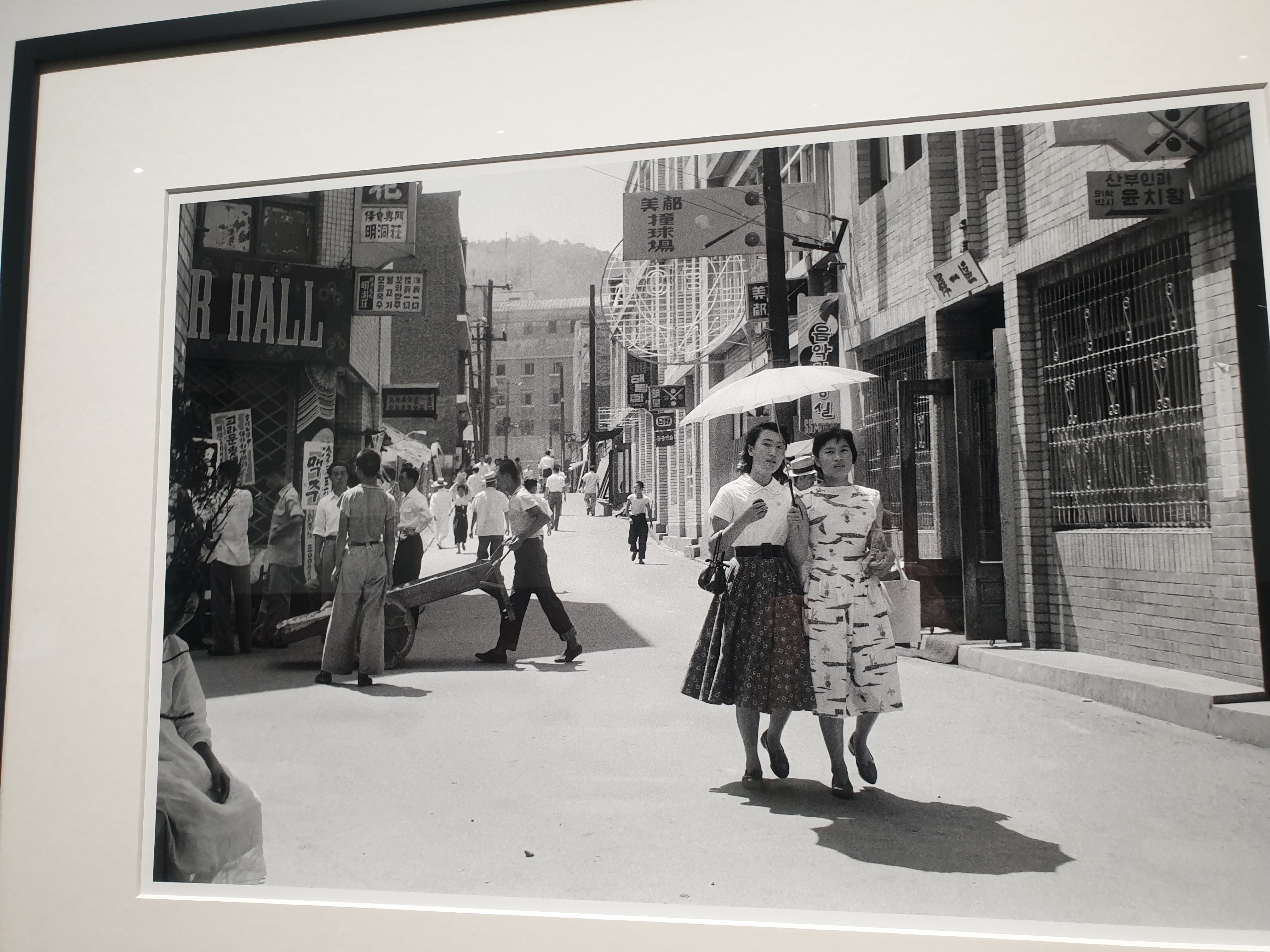 신세계본점 더헤리티지 뮤지엄 명동 사진 전시중에 옛날 명동 모습