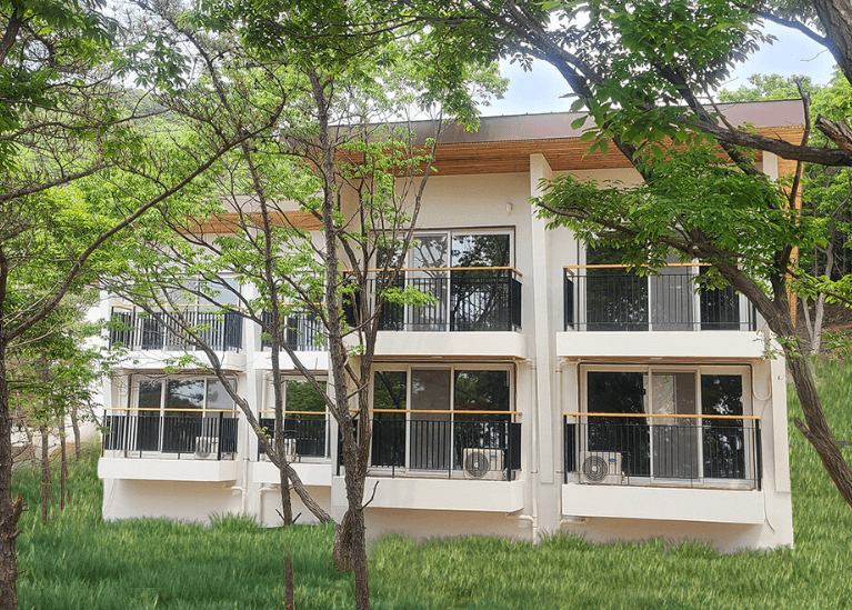 나무-숙소-창문-에어컨실외기