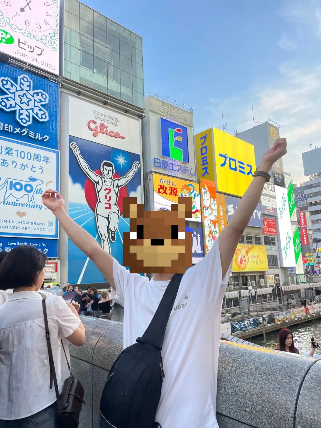 글리코상-앞-서있는-남자