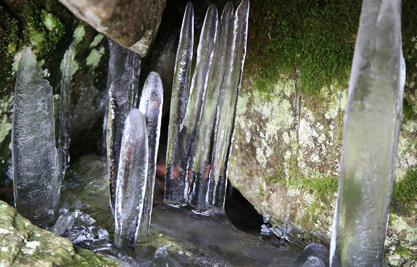 여름에 어름이 어는 어름골