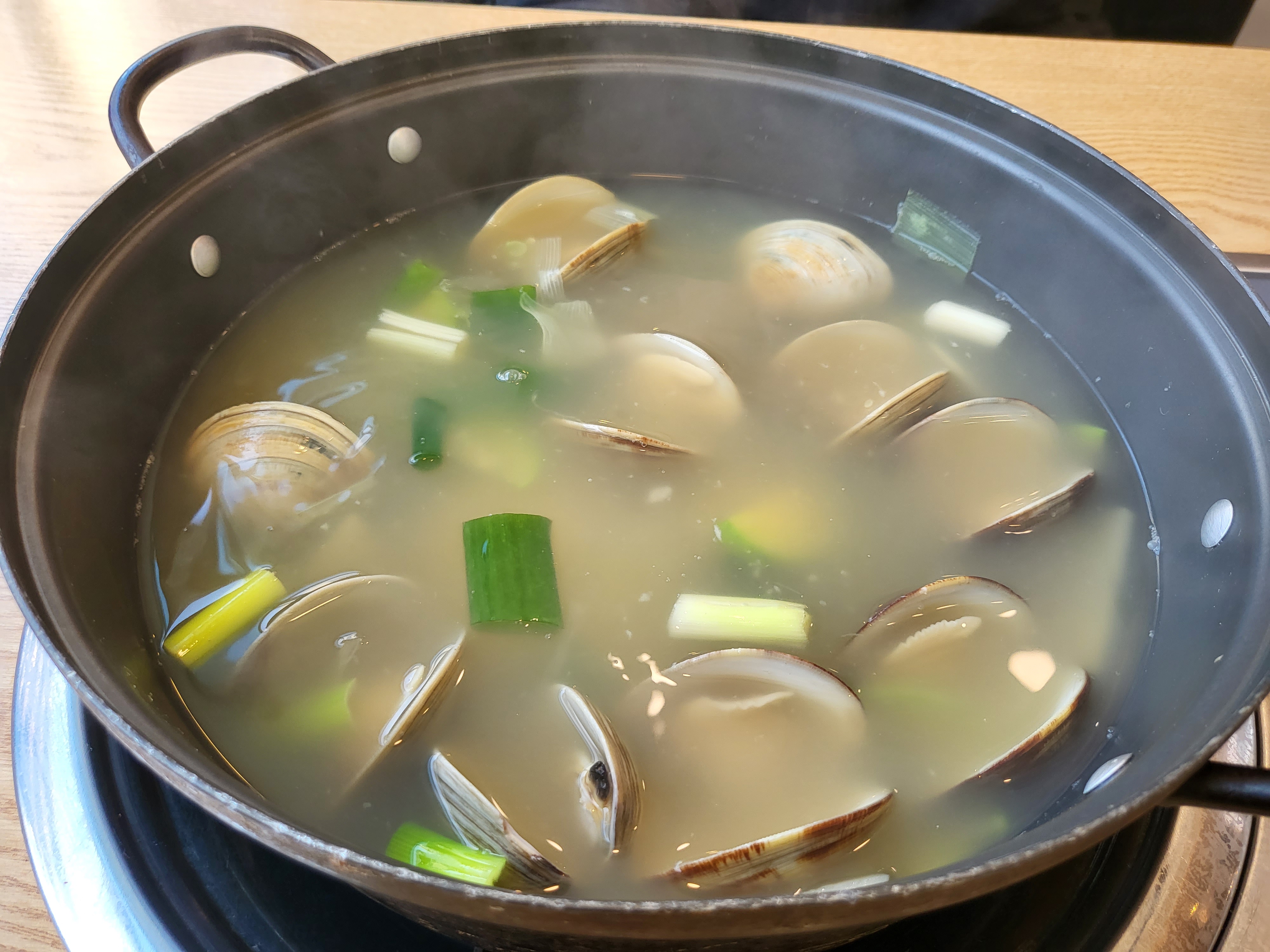 고래 해물 칼국수 - 육수