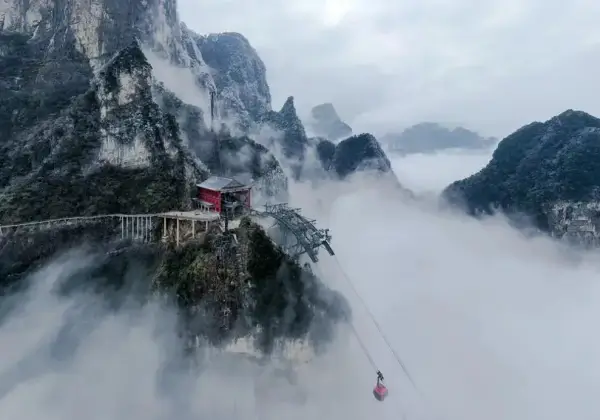 짙게-내려앉은-운해와-눈꽃이-피어난-천문산의-11월