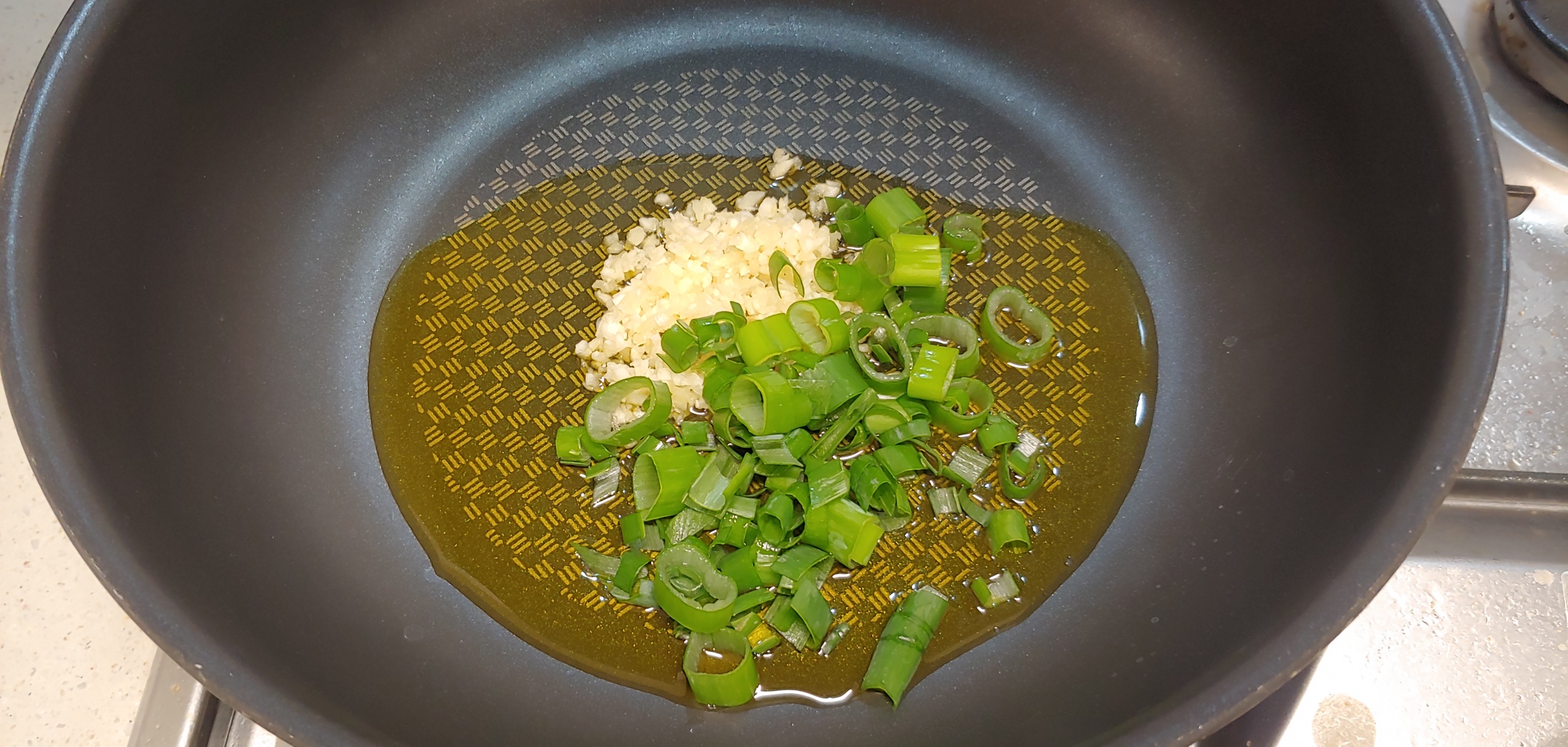 파와 마늘 기름을 최대한 뽑아냅시다.