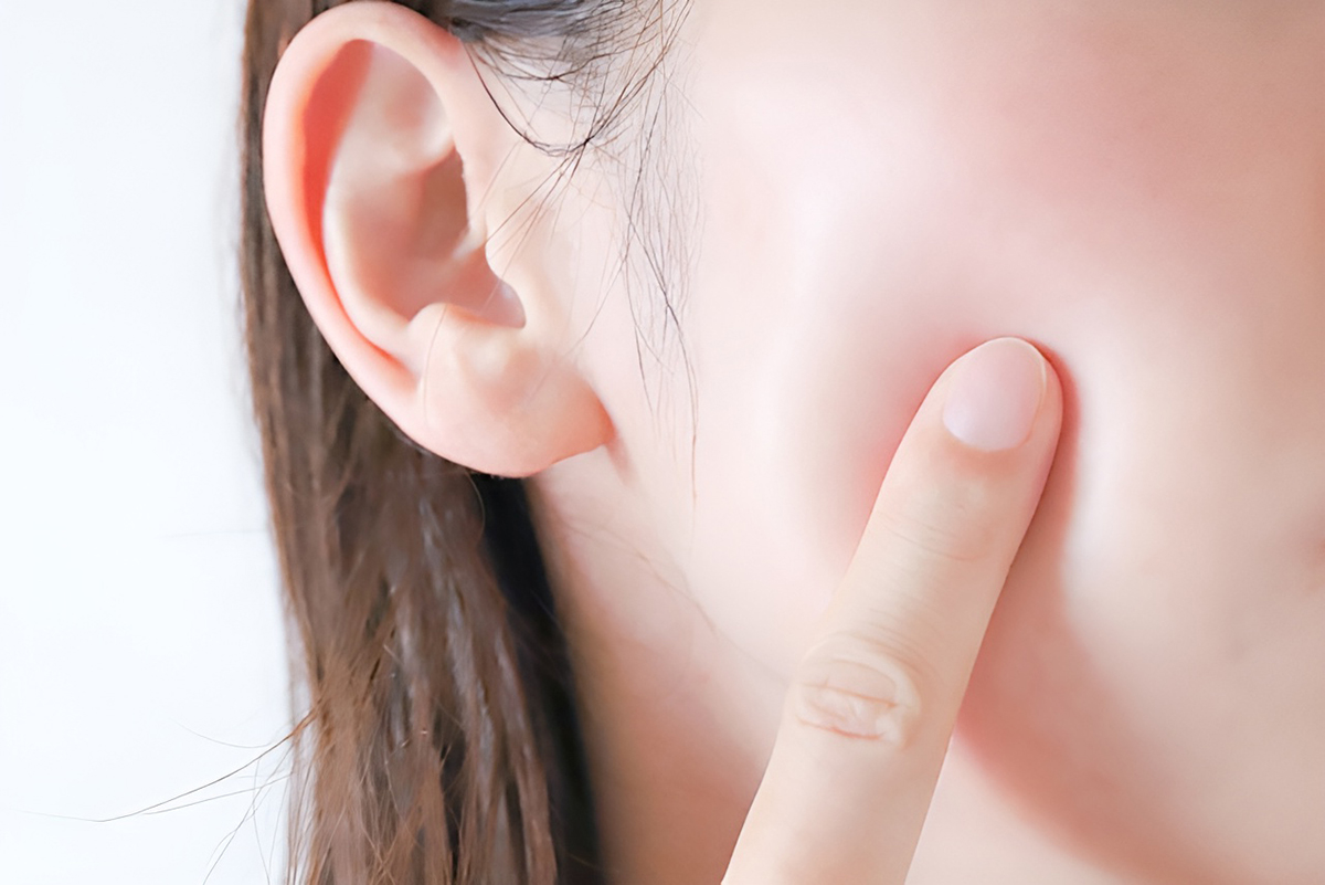 피부를-체크하는-여성