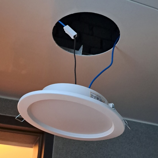 매립등이 전선에 메달려 있습니다.