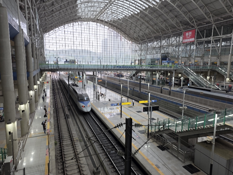 기차역이다. 기차가 오고 있다.