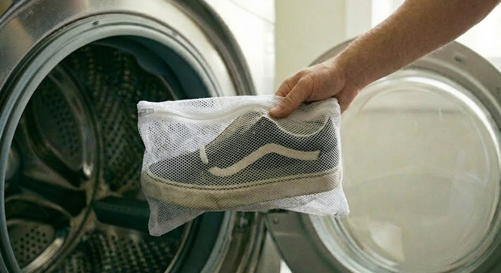 신발을 빨래망에 넣어서 세탁기에 넣는 사진