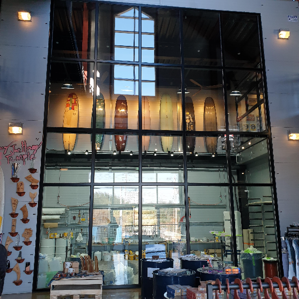 양양 카페 데님 서프 보드스 (Denim Surf boards)_ 매장 내 부 _ 큰 윈도우 내 작업공간