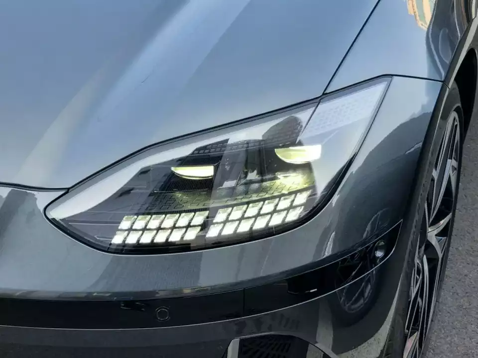 아이오닉 6의 헤드램프를 켜 본 모습입니다.