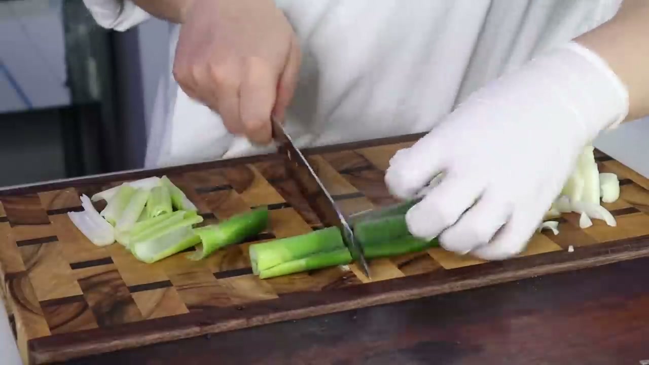 대파를 큼직하게 써는 모습